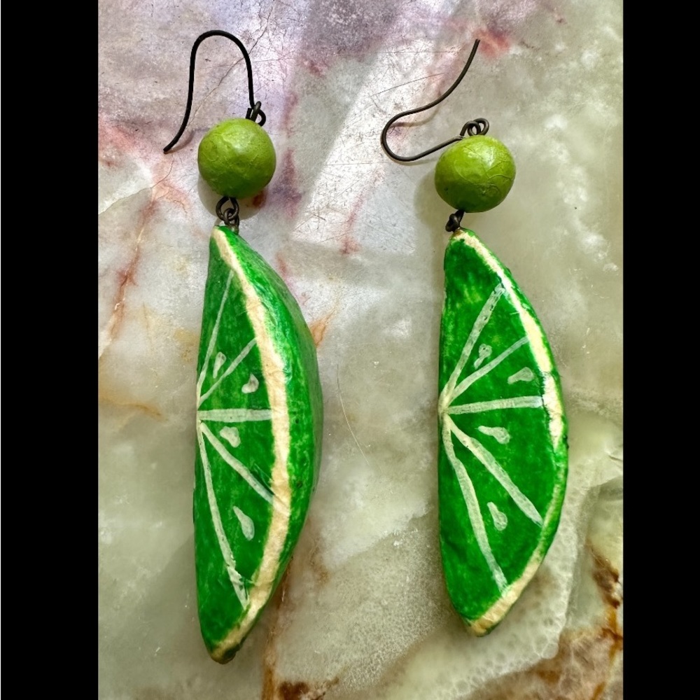 VINTAGE 1980s HAND PAINTED PAPER MACHE 3-D GREEN LIME SLICES DANGLE EARRINGS